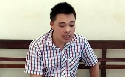 Tên cướp dùng dao uy hiếp cô gái trên phố cổ Hà Nội