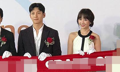 Độc quyền: Ji Chang Wook khí chất tổng tài ngút ngàn sánh đôi bên Hari Won tại sự kiện kín ở Hà Nội