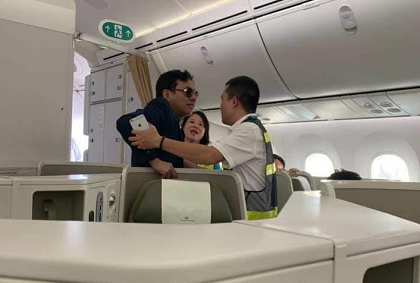 Sàm sỡ cô gái trên máy bay, khách hạng thương gia bị từ chối phục vụ