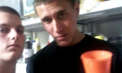 Bức ảnh 'tự sướng' gây rùng mình: Con trai giết bố mẹ rồi mở tiệc ăn mừng với hơn 100 người bạn, thừa nhận tội ác nhưng không ai tin