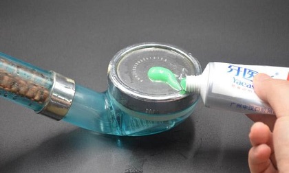 Bóp kem đánh răng lên miệng vòi hoa sen, tác dụng thần kì mà không phải ai cũng biết