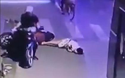 Đứng giữa đường nghịch điện thoại, nam thanh niên khiến một người ngã tử vong