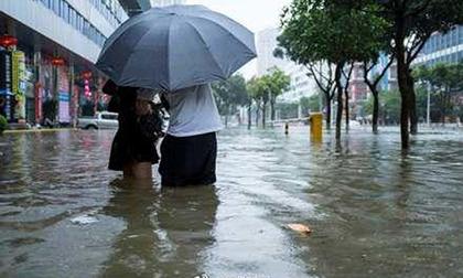 Trước khi vào Việt Nam, bão Wipha đã đổ bộ Trung Quốc biến nhiều tuyến đường thành sông