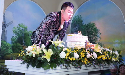 Tiệc sinh nhật ngập hoa và lời chúc của ca sĩ Khánh Bình