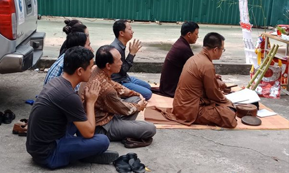 Người thân bật khóc làm lễ cầu siêu tại nơi đỗ chiếc xe để quên bé trai 6 tuổi trường Gateway