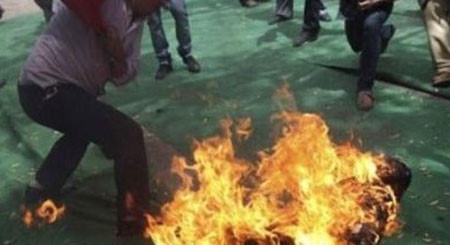 Đổ lỗi không biết chăm con, chồng tưới xăng đốt vợ nguy kịch