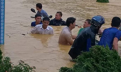 Ngập lụt kinh hoàng, người dân vật lộn cứu hàng loạt xe máy chìm nghỉm giữa sân trường