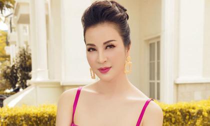 Thanh Mai khoe vóc dáng chuẩn mực tuổi 46 tại biệt thự sang trọng