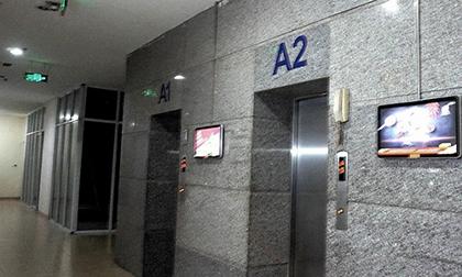 Công an làm việc với nghi can dâm ô bé gái trong thang máy chung cư ở Hà Nội