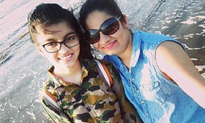 Nữ diễn viên Ấn Độ siết cổ con gái chết, sau đó treo mình lên quạt trần tự tử