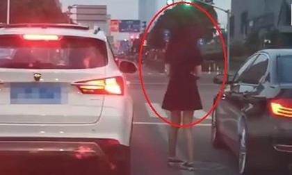 Thản nhiên xả rác ra đường, tài xế bị gái xinh đuổi theo để ném trả vào ôtô