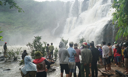 Vừa tìm được 3 thi thể thanh niên bị nước cuốn mất tích khi tắm thác