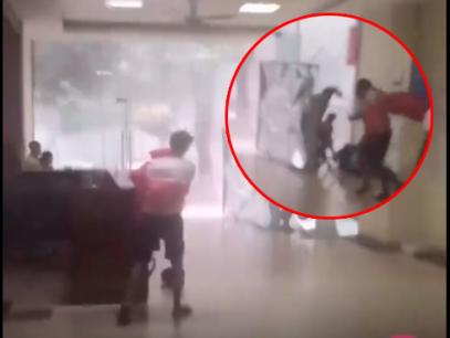 Cuồng phong kinh hoàng tấn công chung cư Linh Đàm, nam thanh niên bị thổi bay 