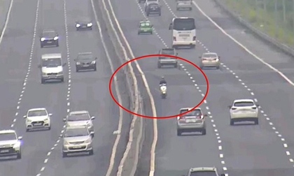 Nam thanh niên chạy xe máy ngược chiều, lao vun vút trên cao tốc Hà Nội - Hải Phòng