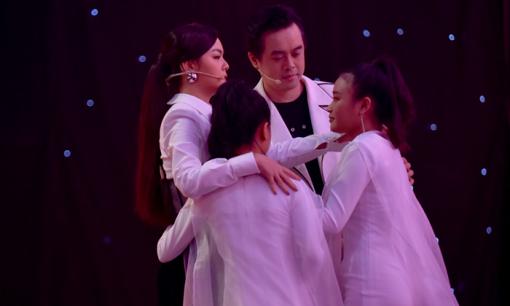 Giọng hát Việt nhí 2019: Phạm Quỳnh Anh - Dương Khắc Linh khóc nức nở khi bấm cứu học trò trong hậu trường