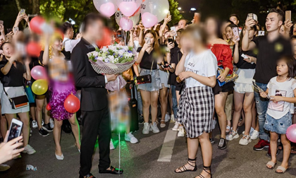 Nam thanh niên mời cả công ty lên phố đi bộ Hồ Gươm để tỏ tình nhưng bị người yêu từ chối