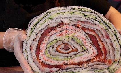 Căng bụng với thử thách ăn cơm cuộn sushi khổng lồ dày 100 lớp