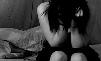 Dụ dỗ con riêng của vợ xem 'phim đen' rồi hiếp dâm