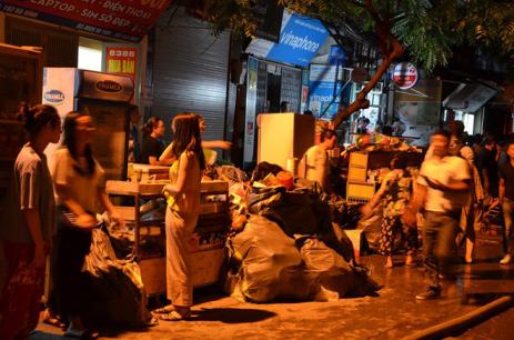 Cháy lớn ở Công ty phích nước Rạng Đông: Hàng chục hộ dân sơ tán, di chuyển đồ đạc khẩn cấp