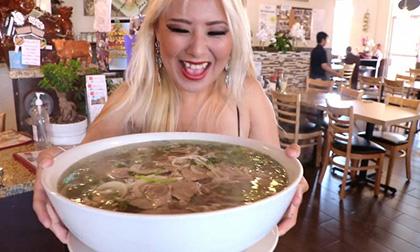 Gái xinh chinh phục thử thách ăn bát phở 'siêu to khổng lồ' trong chưa đầy 20 phút