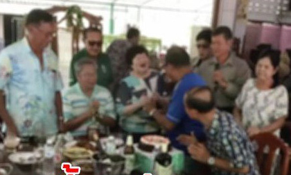 Đi họp lớp nhớ lại kí ức bị bắt nạt 50 năm trước, người đàn ông bắn chết bạn học cũ ngay trước mặt đông đảo nhân chứng