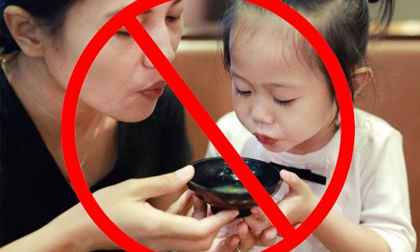 Chỉ một hành động mớm, thổi thức ăn của người lớn cũng mang theo hàng triệu vi khuẩn cho trẻ