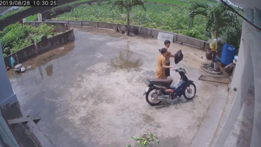 Cởi áo lau yên xe để vợ ngồi khỏi ướt, anh chồng giúp cánh mày râu rửa mặt sau vụ 'võ sư đánh vợ như quân thù'