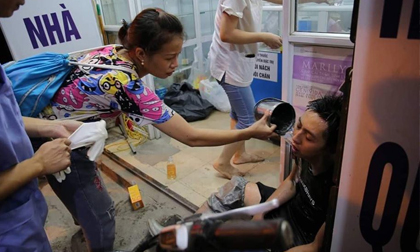 Hình ảnh chiến sĩ PCCC ngạt khói trong vụ cháy kinh hoàng ở Hà Nội khiến cộng đồng mạng xót xa