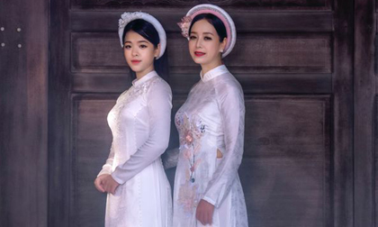 NSƯT Chiều Xuân và con gái út Hồng Khanh dịu dàng với áo dài trắng tinh khôi