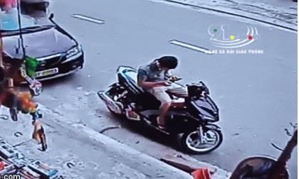 Đang ngồi trên xe máy trước cửa hàng tạp hoá, nam thanh niên bị xe điên húc trọng thương