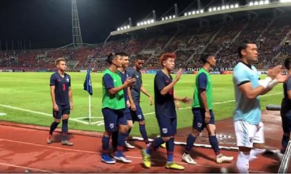 Hành động đẹp của CĐV Việt Nam khiến BHL và các cầu thủ Thái Lan ngỡ ngàng