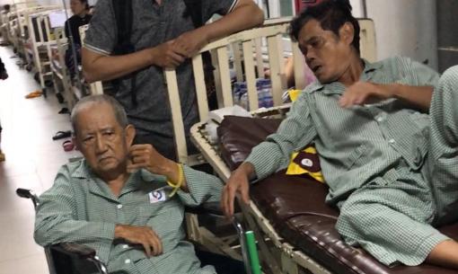 Xúc động tình đồng nghiệp: Nghệ sĩ Mạc Can nhờ người đẩy xe xuống thăm và trích tiền khán giả ủng hộ gửi tặng diễn viên Mai Trần