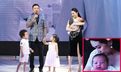 Tuấn Hưng hé lộ gương mặt và họ tên đầy đủ của con thứ ba trong ngày đầy tháng