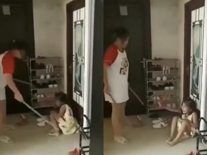 Người mẹ dùng gậy đánh con như quân thù, bố thản nhiên ngồi quay clip gây phẫn nộ