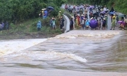 Cả gia đình bị lũ cuốn trôi khi đi đám cưới về