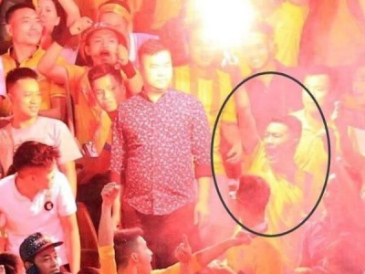 Dân mạng 'khoanh vùng' nam thanh niên nghi đốt pháo sáng khiến một phụ nữ bị thương tại sân Hàng Đẫy