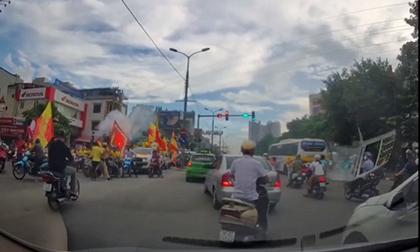 Trước khi gây ra 'vết đen' trên sân Hàng Đẫy, CĐV Nam Định còn có hành động gây bức xúc ngoài đường