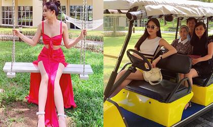 Đi du lịch với bà ngoại, Lê Âu Ngân Anh chẳng ngại diện đồ xẻ sâu gợi cảm