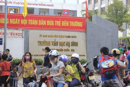 Sau vụ cháy Rạng Đông, học sinh trường Hạ Đình đeo khẩu trang kín mít đi học