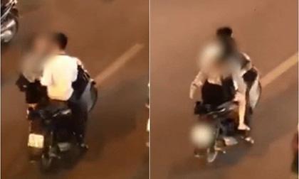 Đôi nam nữ gây bức xúc khi dừng xe giữa đường phố để cãi nhau