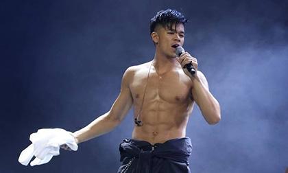 Trọng Hiếu gặp sự cố trang phục vì biểu diễn quá sung trên sân khấu