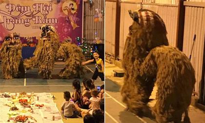 Con đi xem múa lân Trung thu về khóc thét, mẹ xem ảnh mới biết lý do 