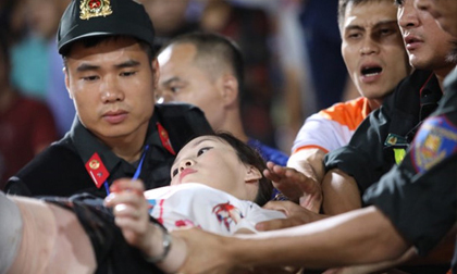Khởi tố điều tra vụ bắn pháo sáng vào nữ CĐV trên sân Hàng Đẫy