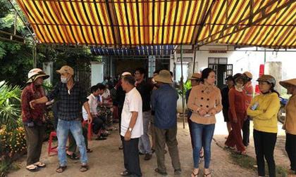 Mẹ bàng hoàng phát hiện vợ chồng con trai ôm nhau chết trên giường