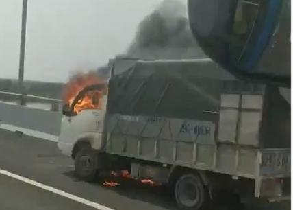 Xe tải bốc cháy ngùn ngụt trên cao tốc Hạ Long - Hải Phòng