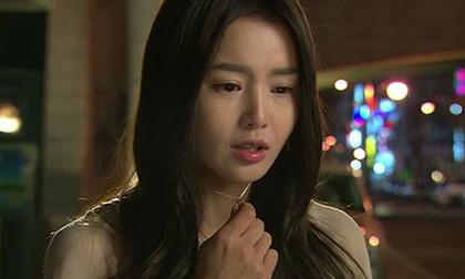 Trong đám tang, một cô gái xinh đẹp ăn mặc sành điệu chạy đến khóc nức nở bên quan tài mẹ tôi sau đó lại ôm chầm lấy con trai tôi mà khóc