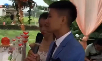 Chú rể bật khóc, nghẹn ngào hát tặng người mẹ đang mang trọng bệnh không thể có mặt trong đám cưới mình