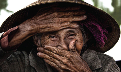 Khoảnh khắc lấy tay che miệng cười và hành trình trở thành cụ bà Việt đẹp nhất thế giới