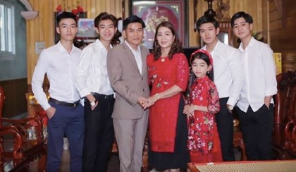 Đăng ảnh 4 cậu con trai 'đẹp như tranh vẽ' nhưng vẫn ế lên mạng, bà mẹ Nghệ An được nhiều cô gái xin làm con dâu