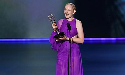 Julia Garner mặc đầm của NTK Công Trí, hạnh phúc nhận giải thưởng Emmy đầu tiên trong sự nghiệp